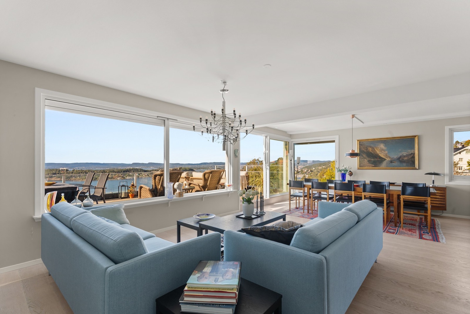 Utgang fra stue til en fantastisk, vestvendt terrasse på 30 m2. Galleribilde