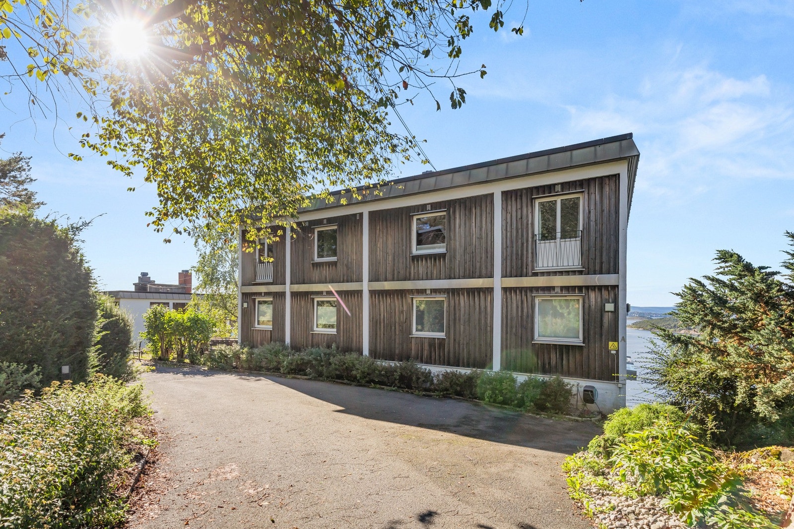 Boligen ligger i et sameie som i 2010 gjennomførte en omfattende utvendig rehabilitering. Galleribilde