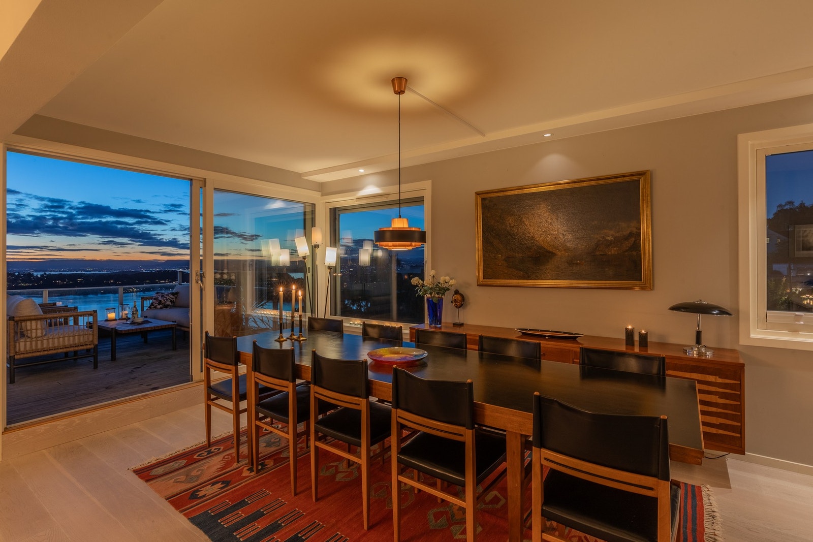 Spisestuen får sin naturlige plass mellom stue/kjøkken. Galleribilde