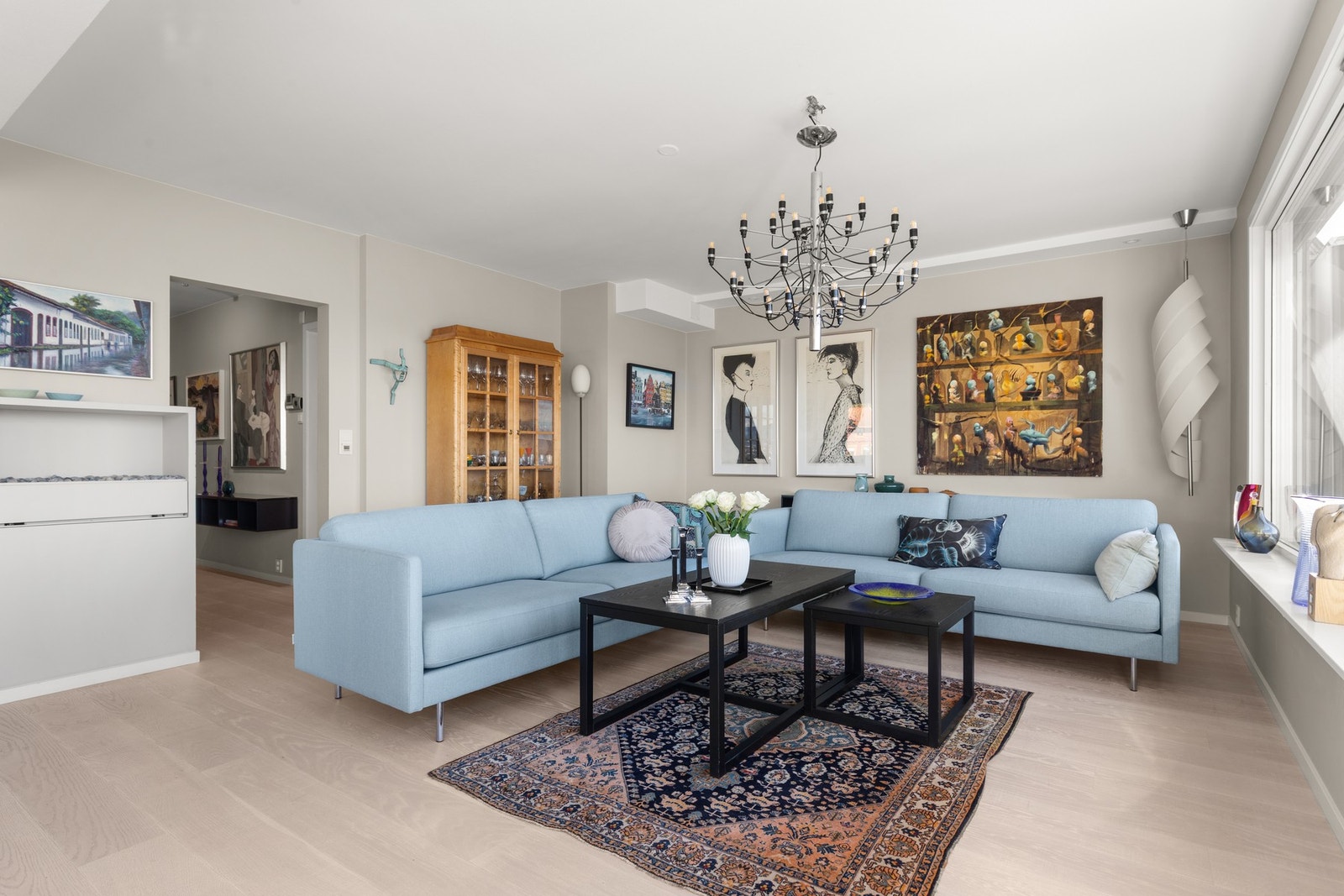 Hele boligen er oppusset i 2016, og holder en svært god standard. Galleribilde