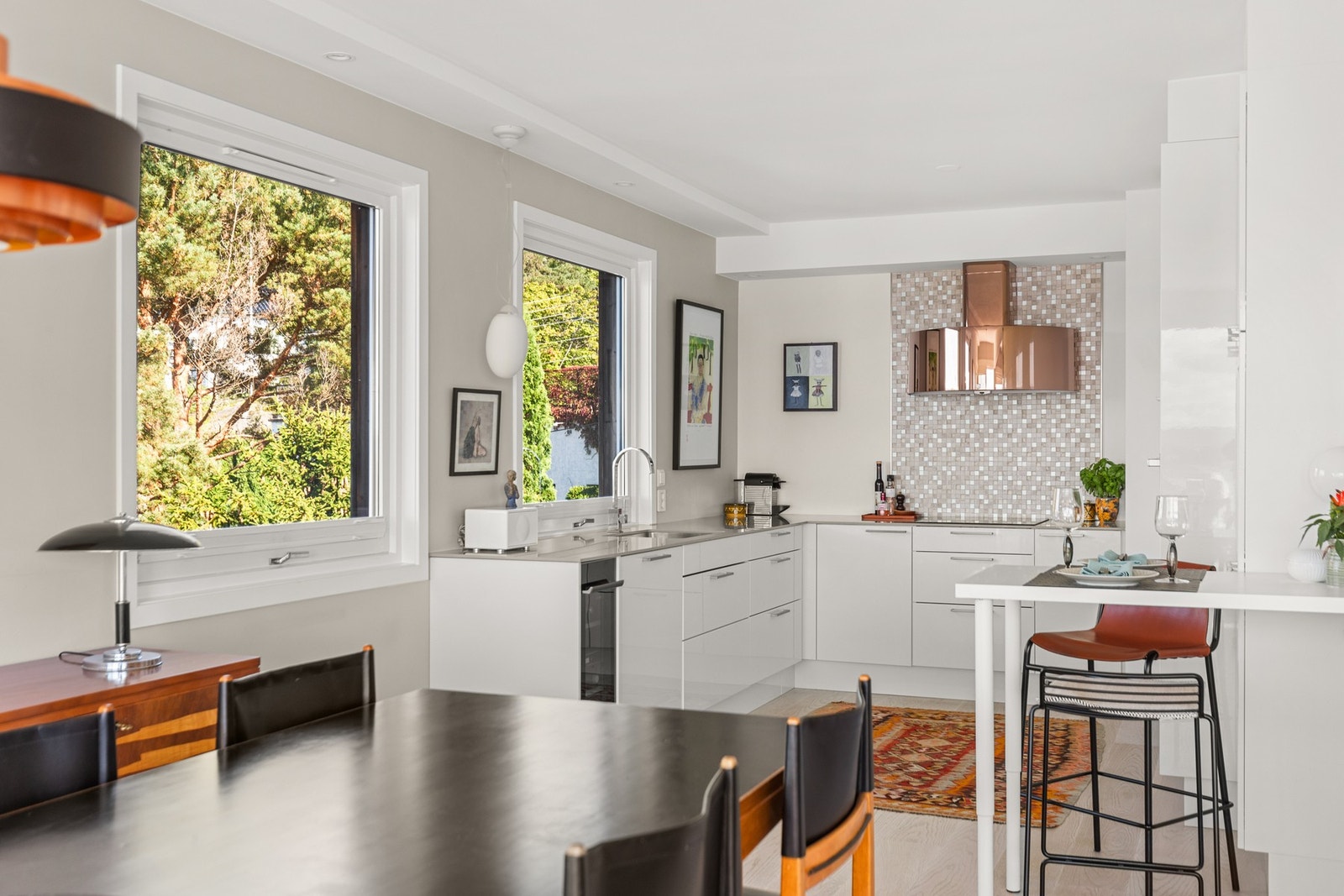 Komfyrvakt samt aquastop/lekkasjevarsler med sensorer og magnetventil er installert. Galleribilde