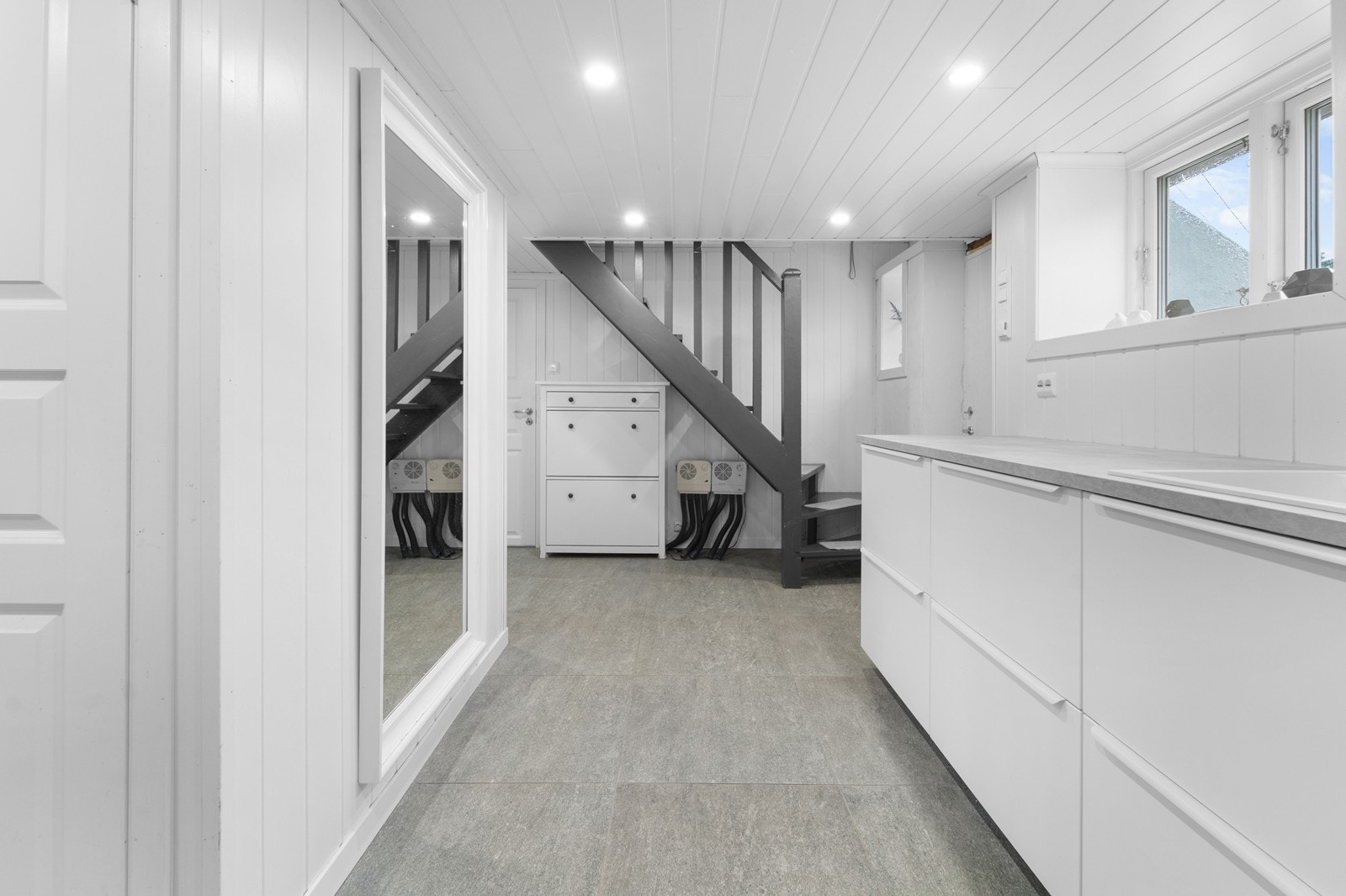 Kjelleren er innredet med bad, vaskerom, bod og innredet rom. Ingen av rommene i kjelleren er godkjent til varig opphold. Galleribilde