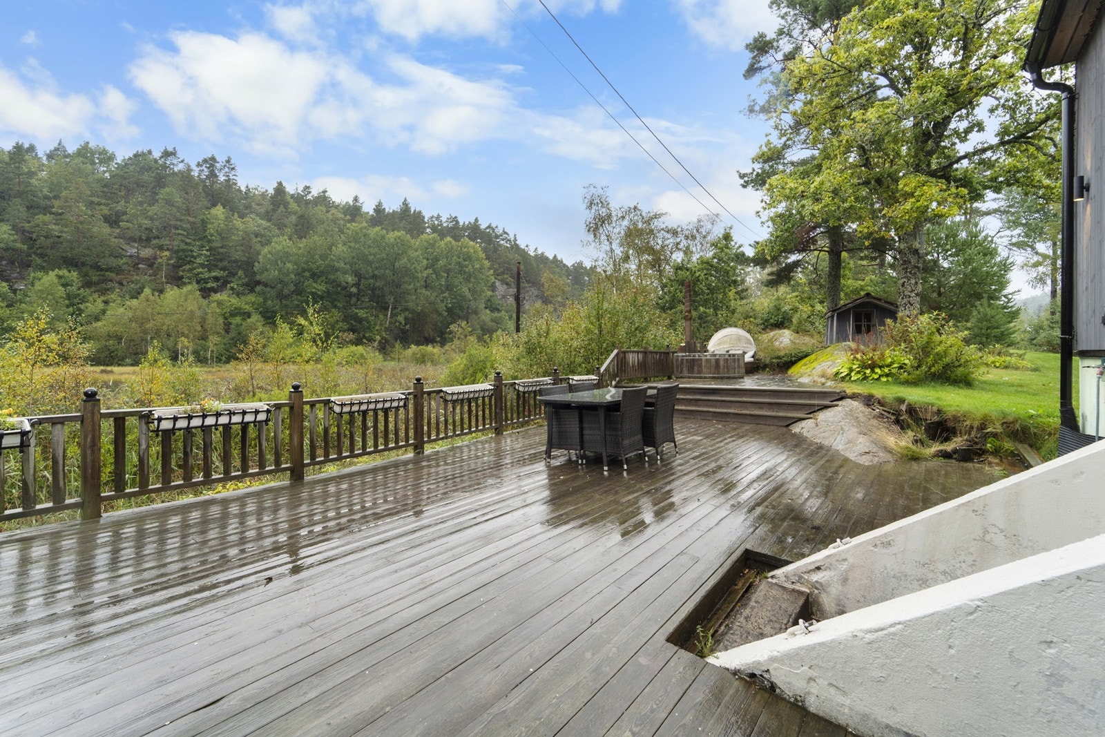 Stor uteplass med mange muligheter. Galleribilde