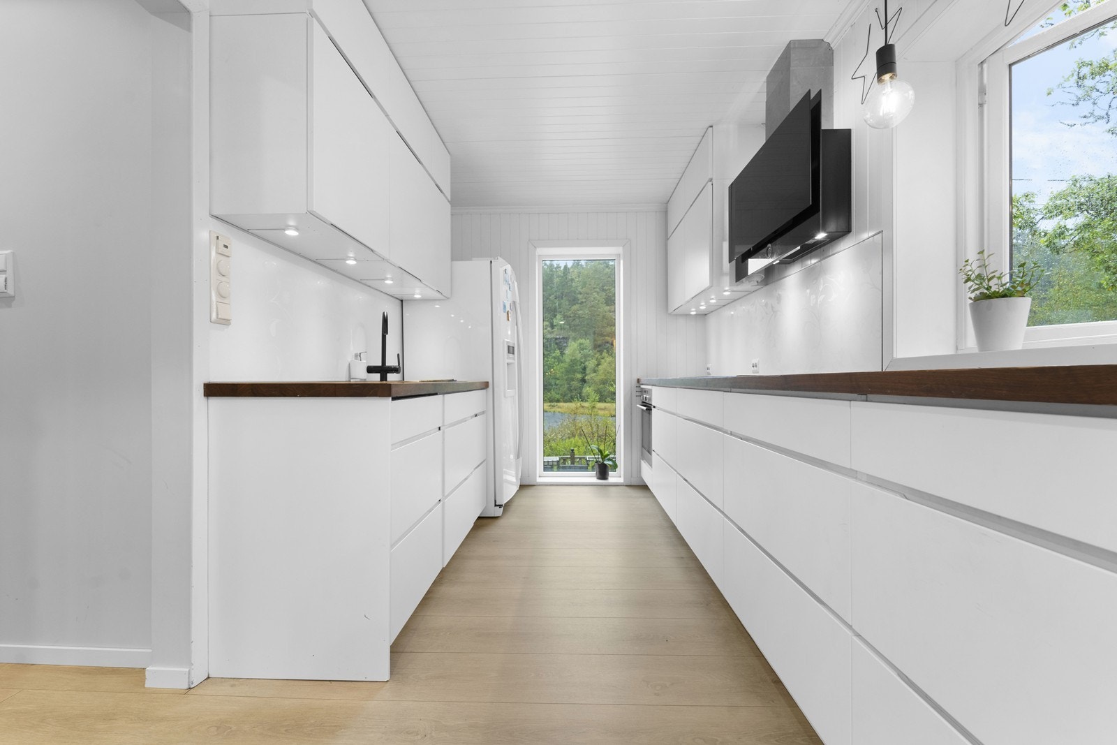 Kjøkken med godt med benkeplass. Galleribilde