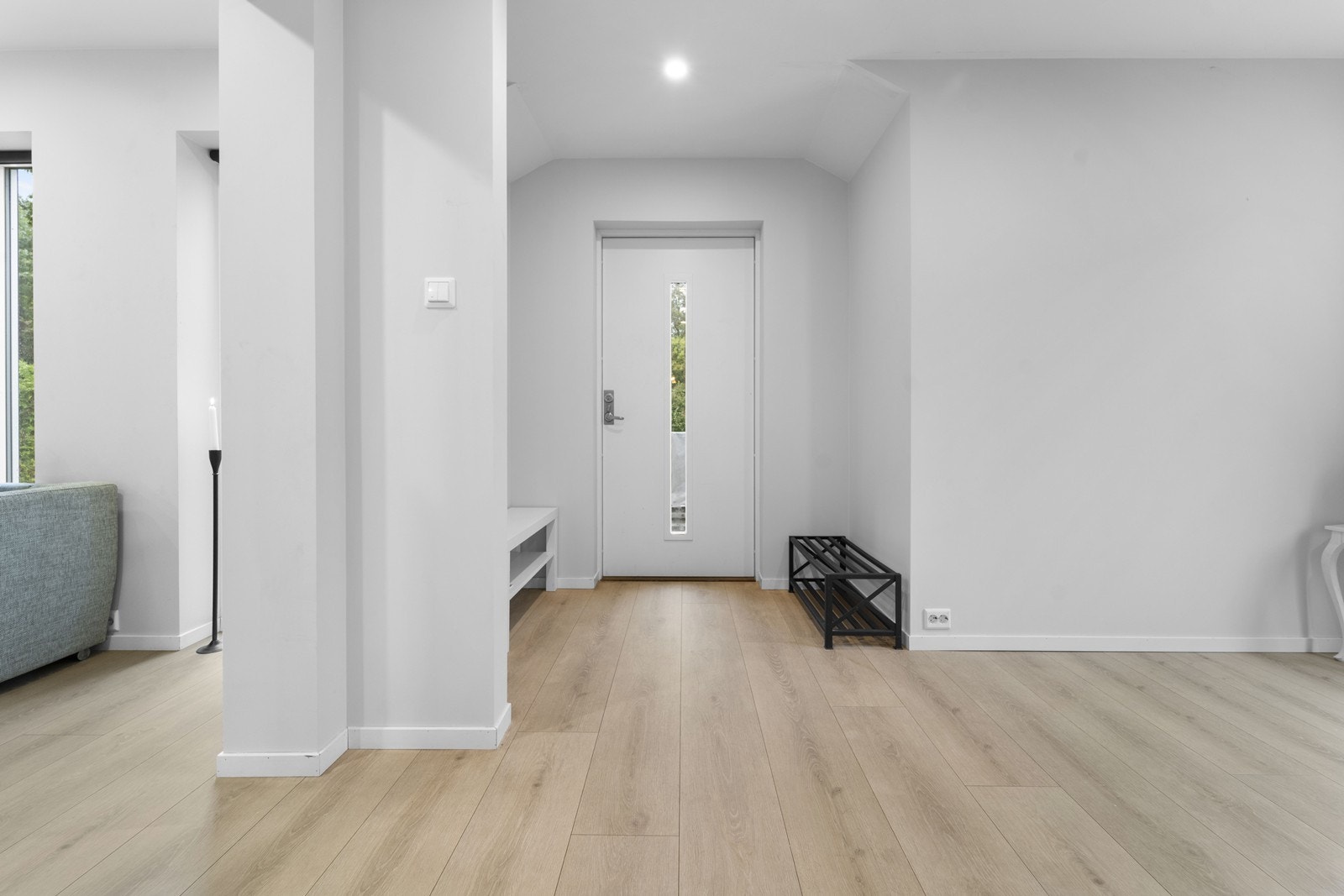 Boligen er innvendig oppgradert med nyere gulver og vegger, blant annet, og gir et godt inntrykk. Galleribilde