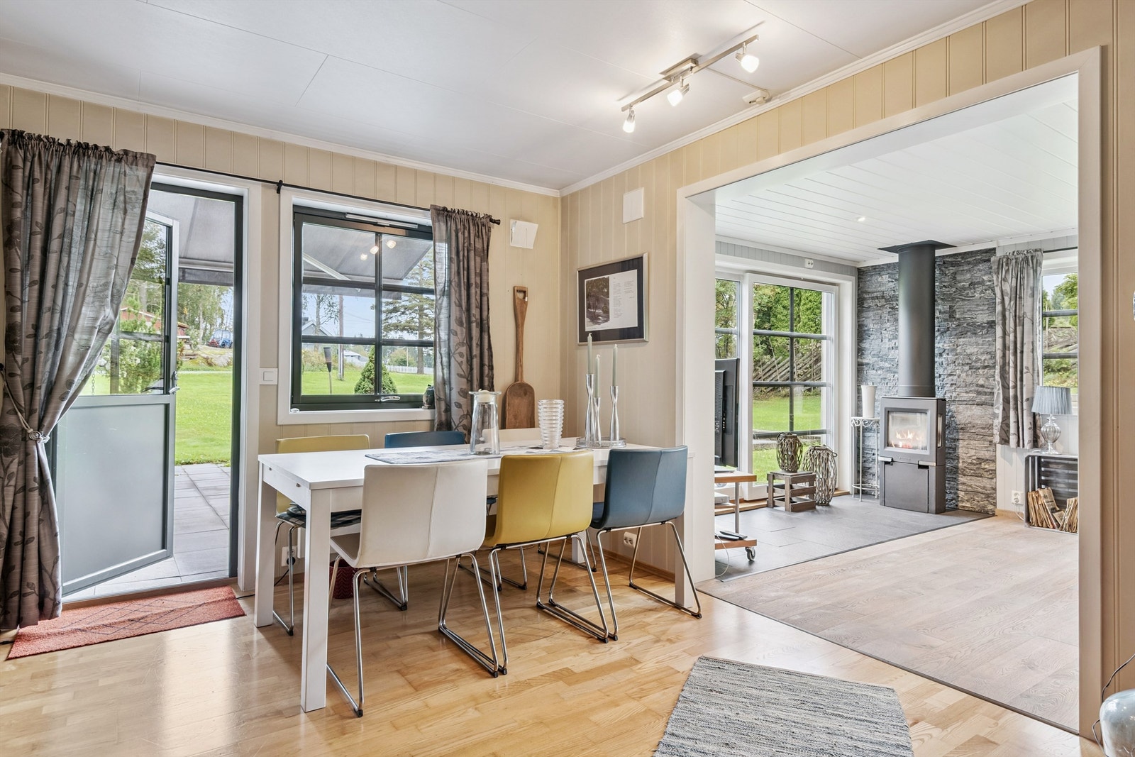 Spisestuen har også en egen utgang til hagen. Galleribilde