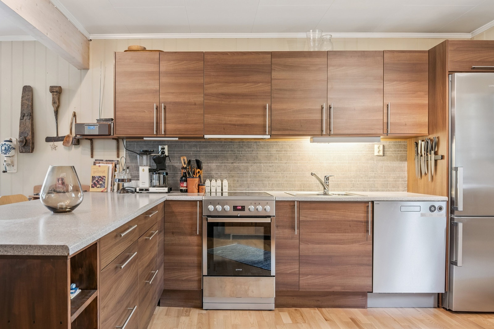 Innredningen har slette fronter, laminatbenkeplate og mekanisk avtrekk med utkast til friluft. Galleribilde