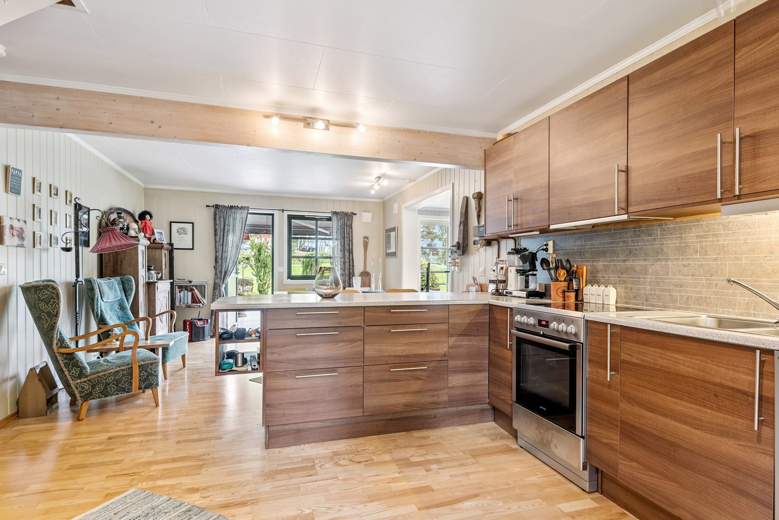 Kjøkkenet fra Norema har en romslig utforming med en praktisk halvøy som danner et naturlig skille mot spiseplassen. Galleribilde