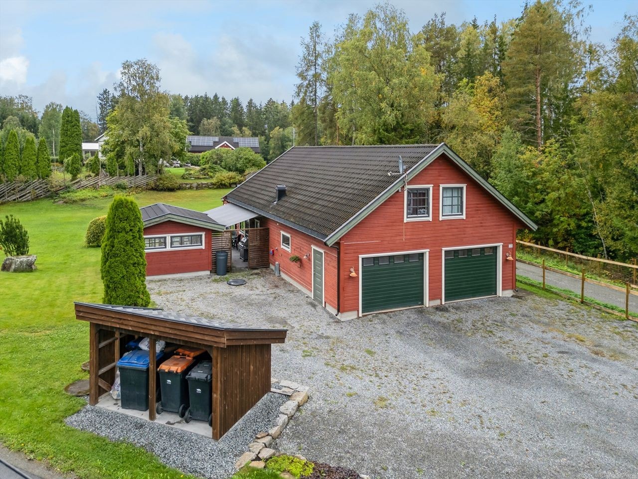 De to garasjeplassene har motorstyrte leddporter i metall. Galleribilde