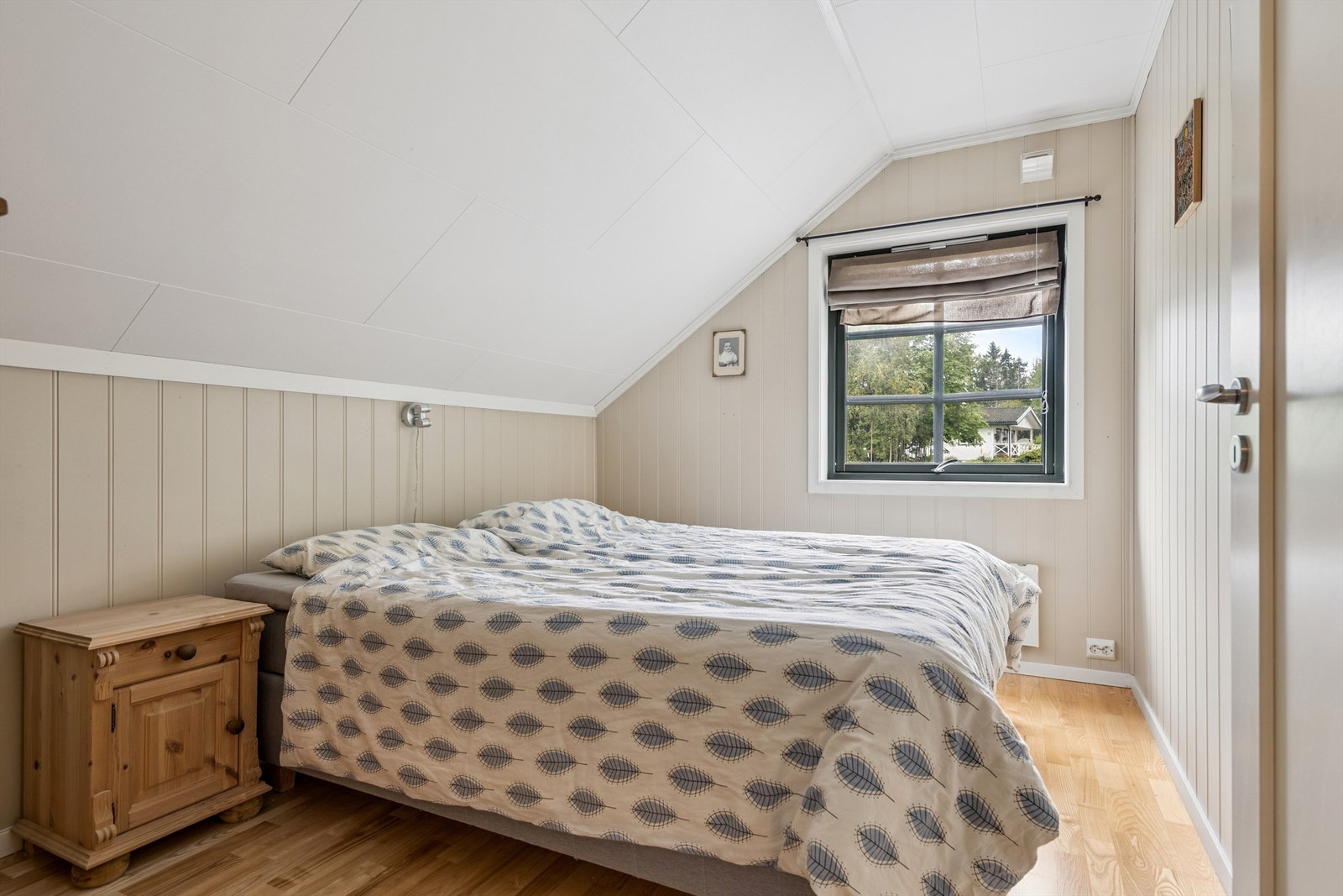 Hovedsoverommet har plass til dobbeltseng og oppbevaringsløsninger. Galleribilde