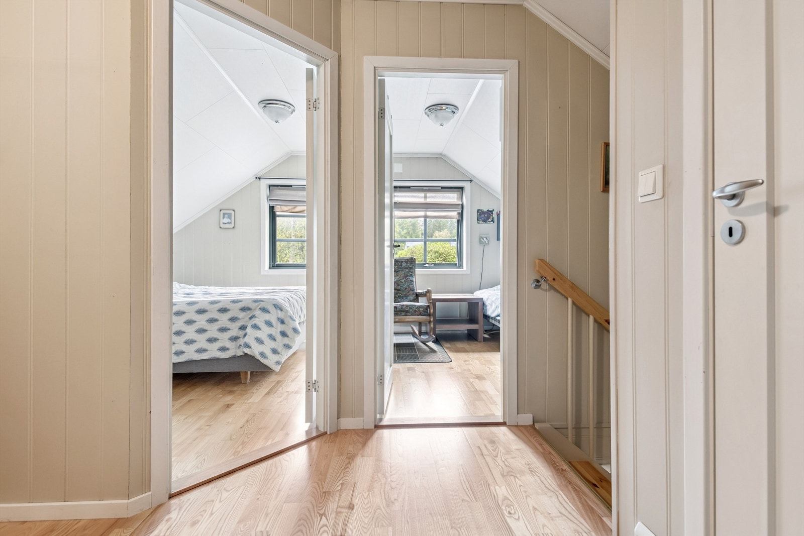 Tretrappen leder opp til en gang som gir adkomst til etasjens rom. Galleribilde