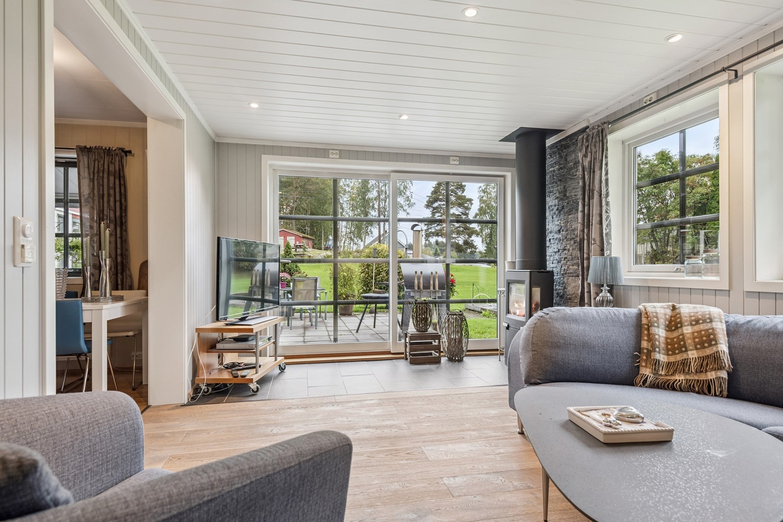 Fra stuen er det direkte utgang til uteområdet via en stor skyvedør i glass fra 2015. Galleribilde