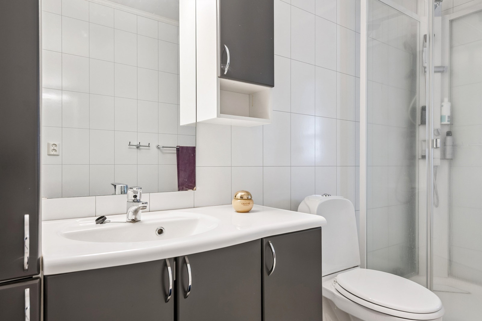 Rommet har vegger med våtromsplater, belegg på gulvet og mekanisk avtrekk. Galleribilde