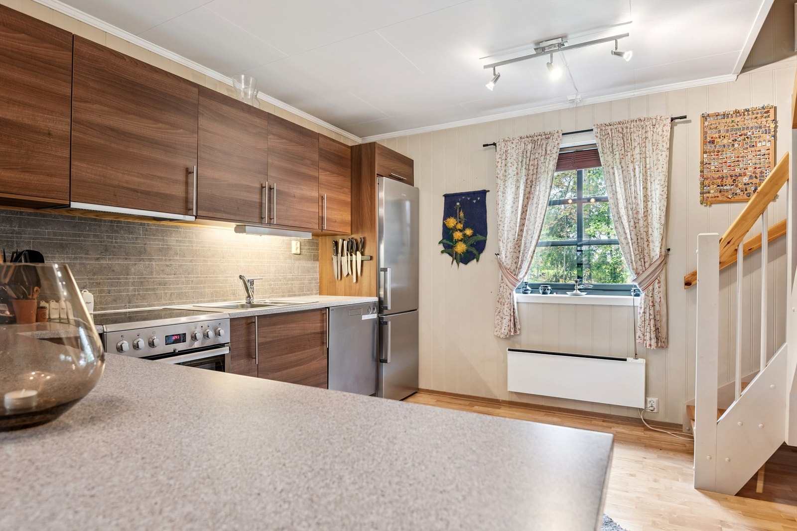 Det er godt med skap og benkeplass. Det er plass for frittstående hvitevarer. Galleribilde