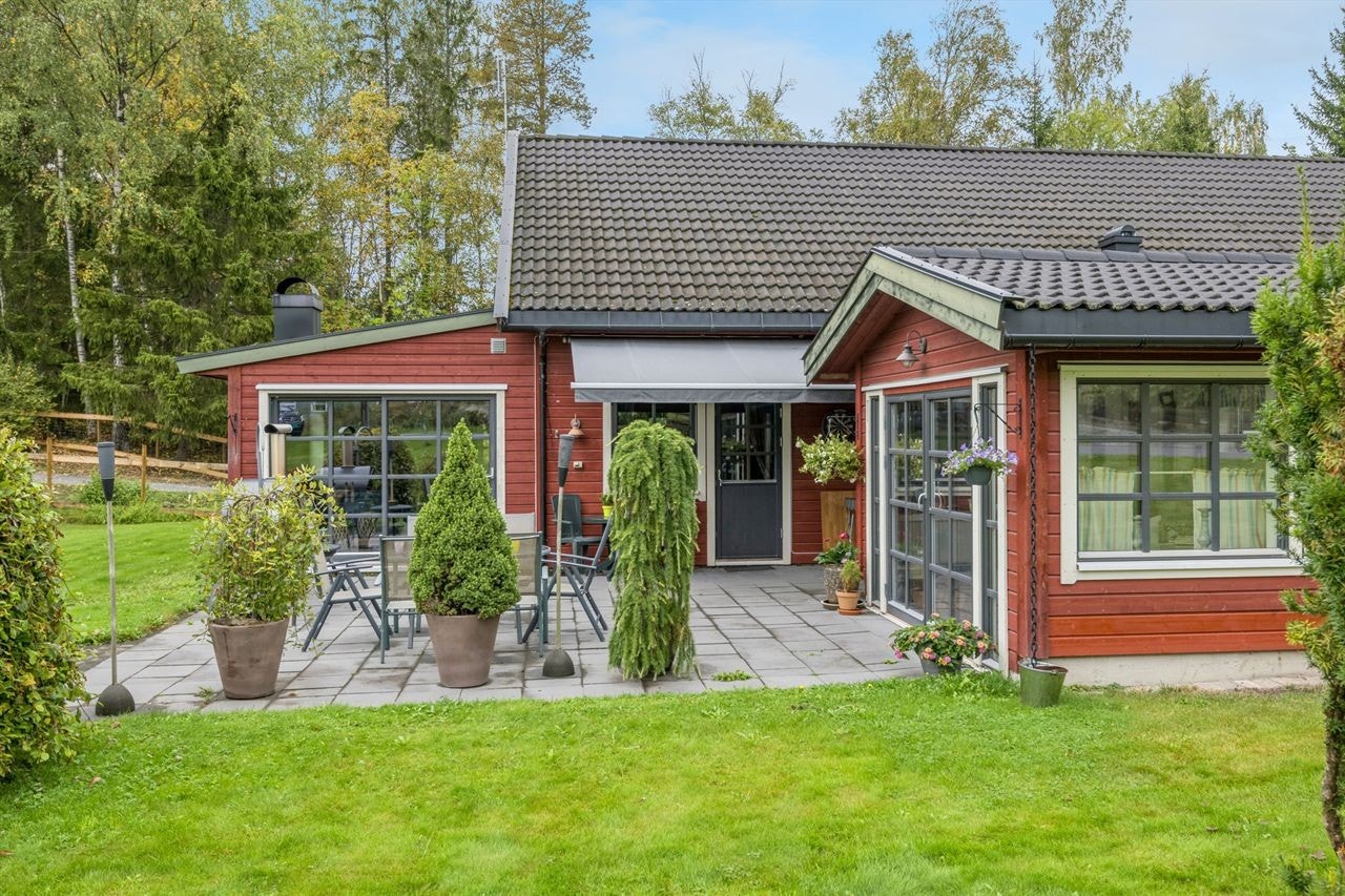 Fra uteplassen med tilgang til annekset, Galleribilde