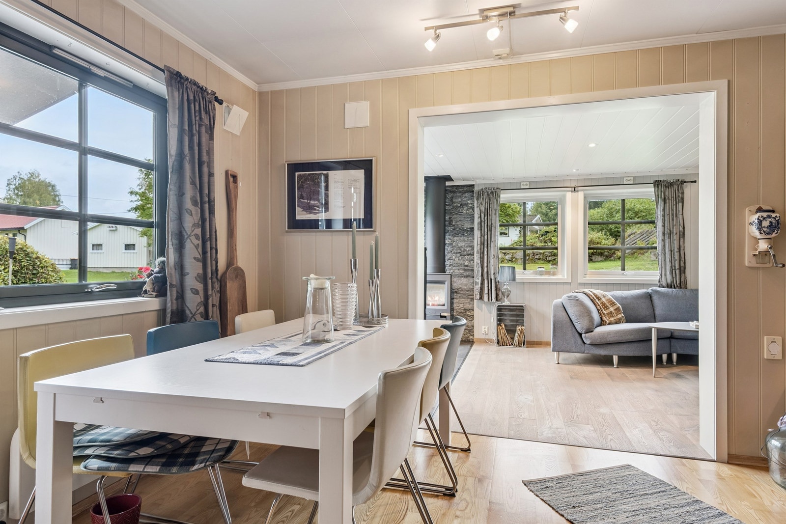 I forlengelsen av kjøkkenet ligger spiseplassen, med en naturlig overgang til stuen. Galleribilde