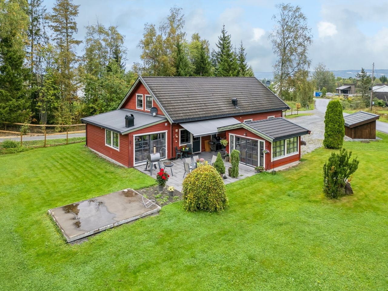 Boligen ligger i et etablert og rolig nabolag i Sørbygdafeltet. Galleribilde