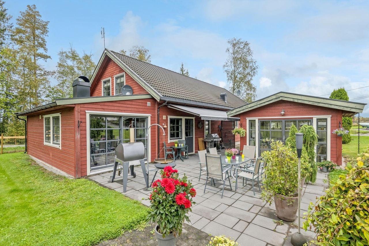 Eiendommen har en velstelt hage som omkranser boligen. Galleribilde