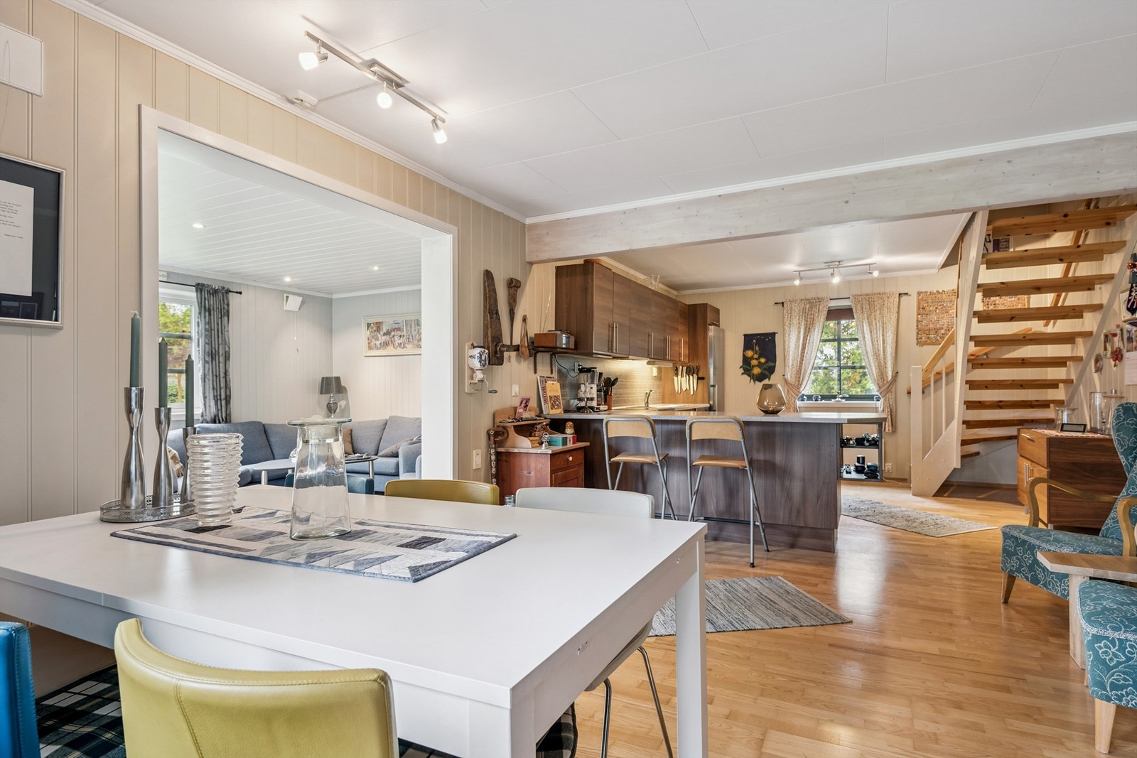 Fra entréen åpner det seg opp mot et allrom med kjøkken, spiseplass og trapp til andre etasje. Galleribilde