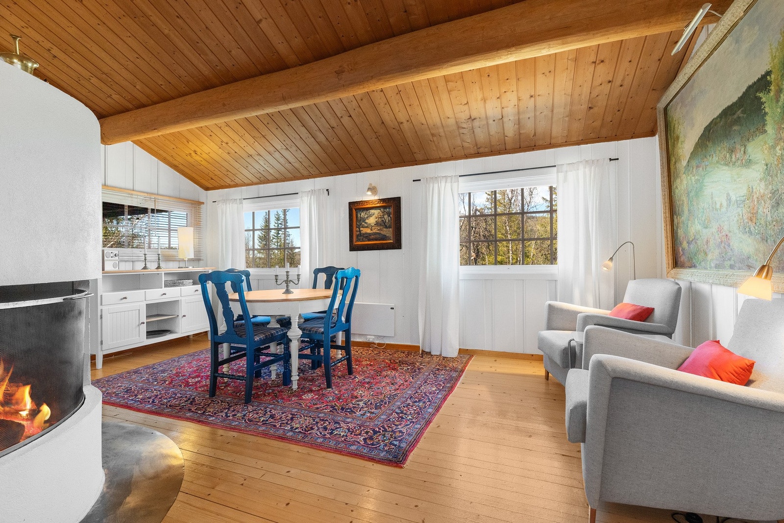 Veggene er malt i en lys hvit fargetone Galleribilde