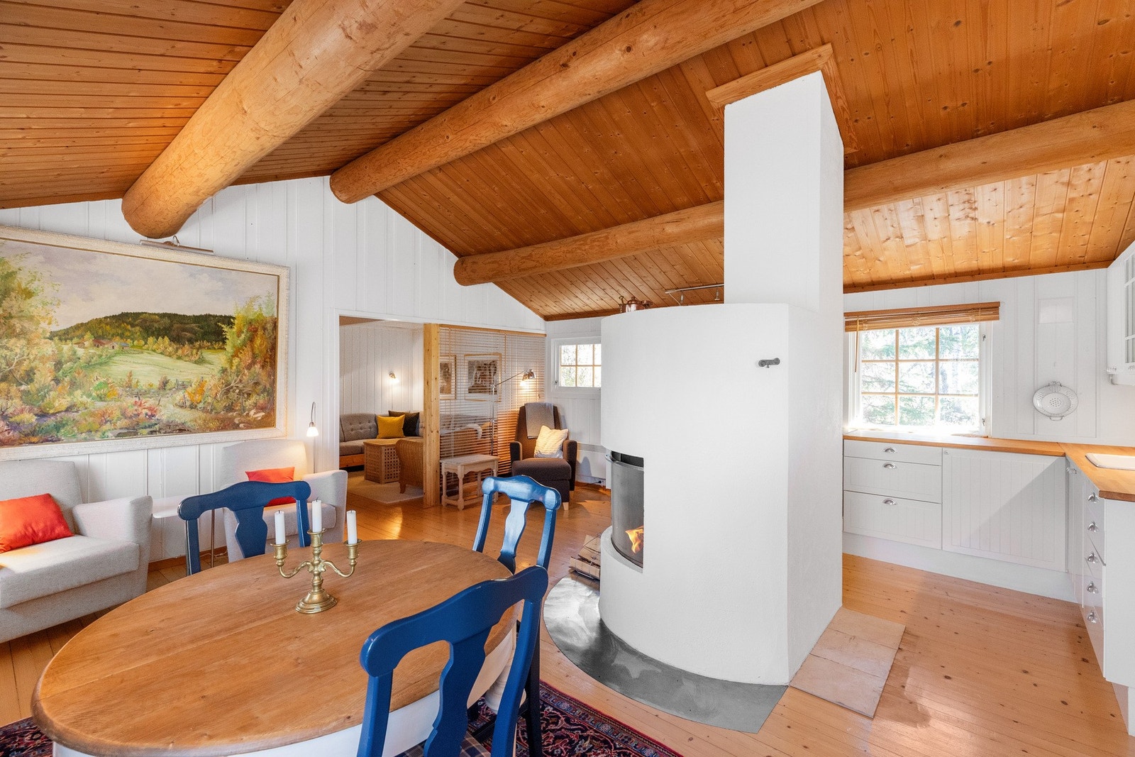 Raustet himling med synlige tømmeråser i mørk trefarge, noe som står i stil med kjøkkenbenk Galleribilde