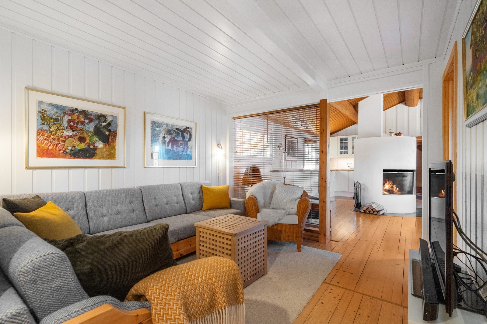 Rett innenfor med delvis åpen løsning er det etablert tv-stue me plass til sofagruppe Galleribilde