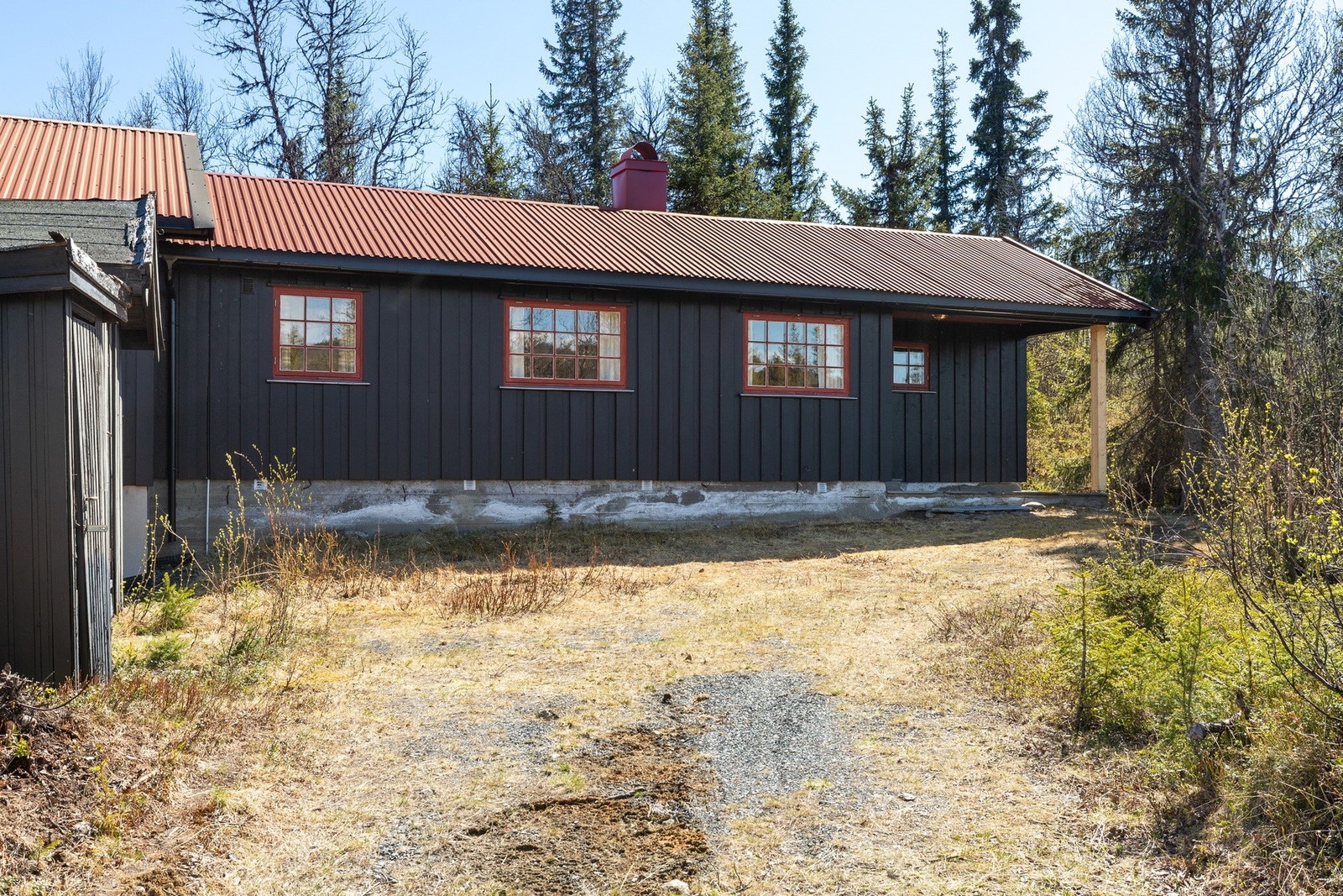 Hytta er bygd i 1973 og ble tilbygd i 1998. Noen oppgraderinger i 2003 Galleribilde