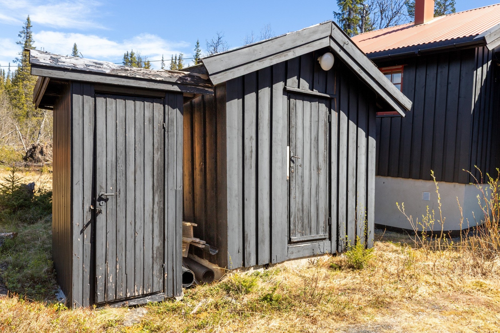 Uthus med plass til utstyr og ved. Bygget er gammelt og bærer preg av manglende vedlikehold og oppgraderinger Galleribilde