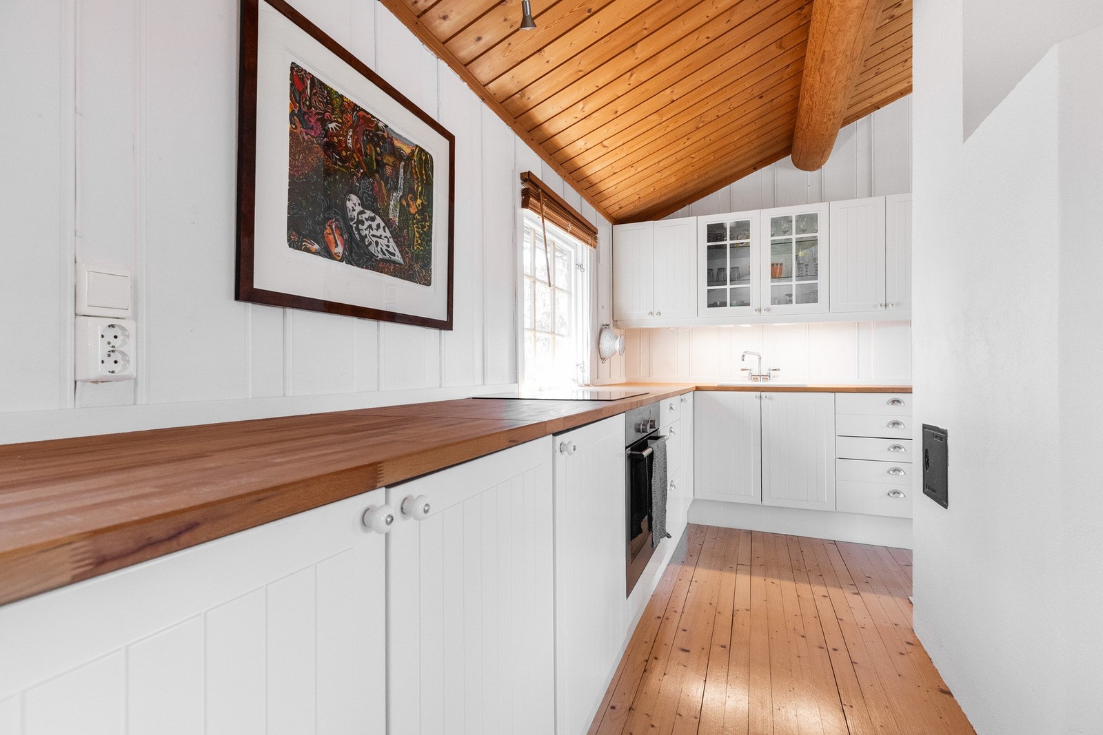 Lys innredning med profilerte fronter Galleribilde