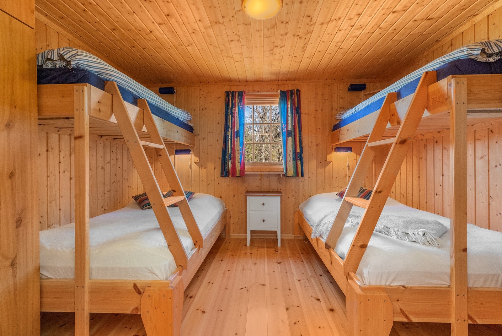 Dette rommet med to familiekøyesenger Galleribilde