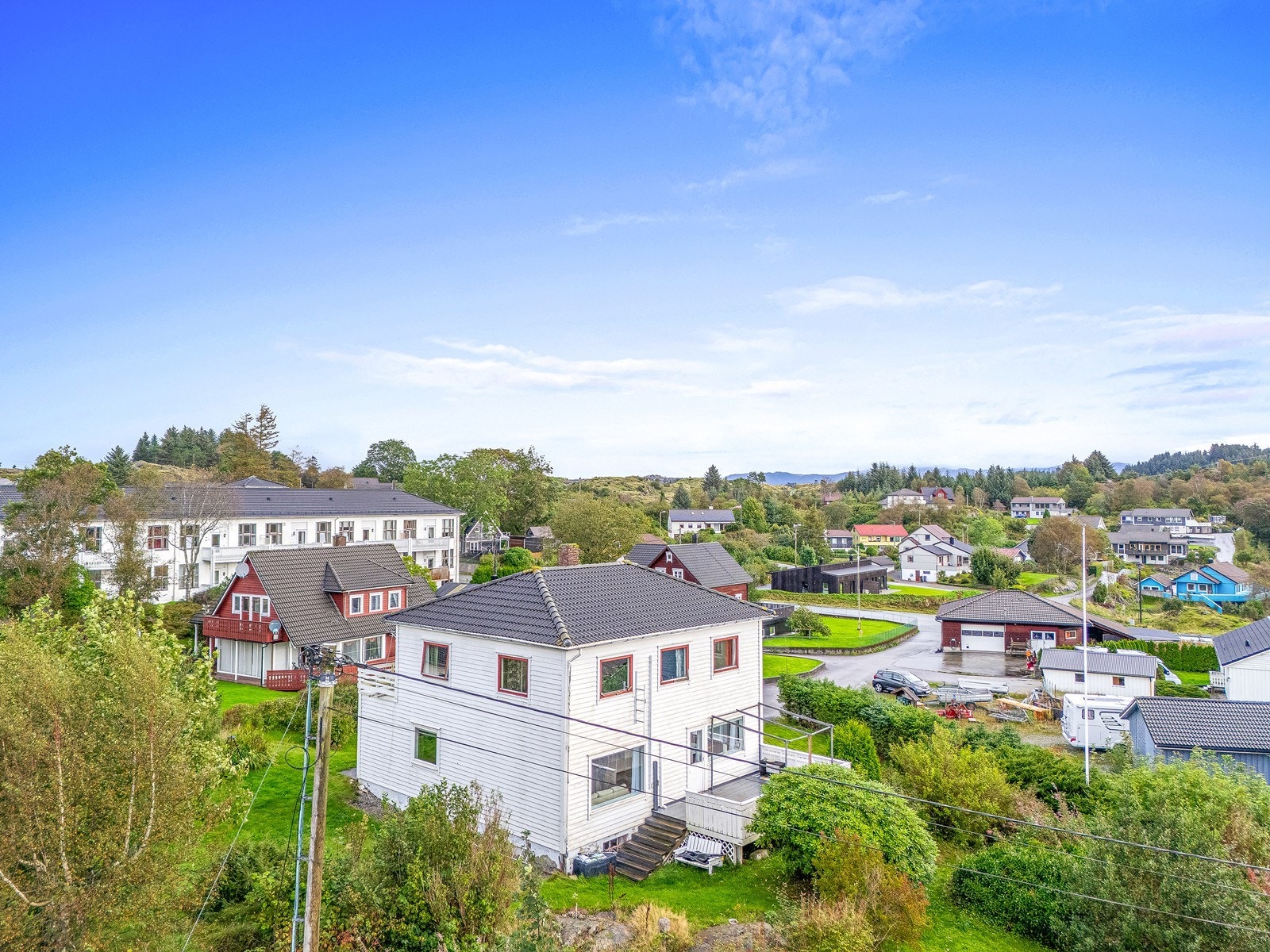 Velkommen til Hollundsvegen 36 - Presentert av Eiendomsmegler Norge v/Gudny Eldøy Kydland. Galleribilde