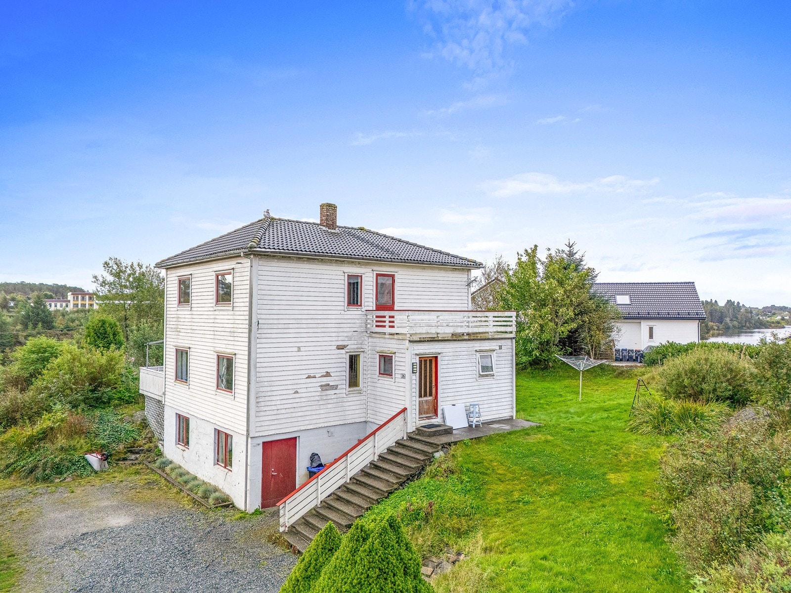 Det er god med parkeringsplasser på tomten. Galleribilde