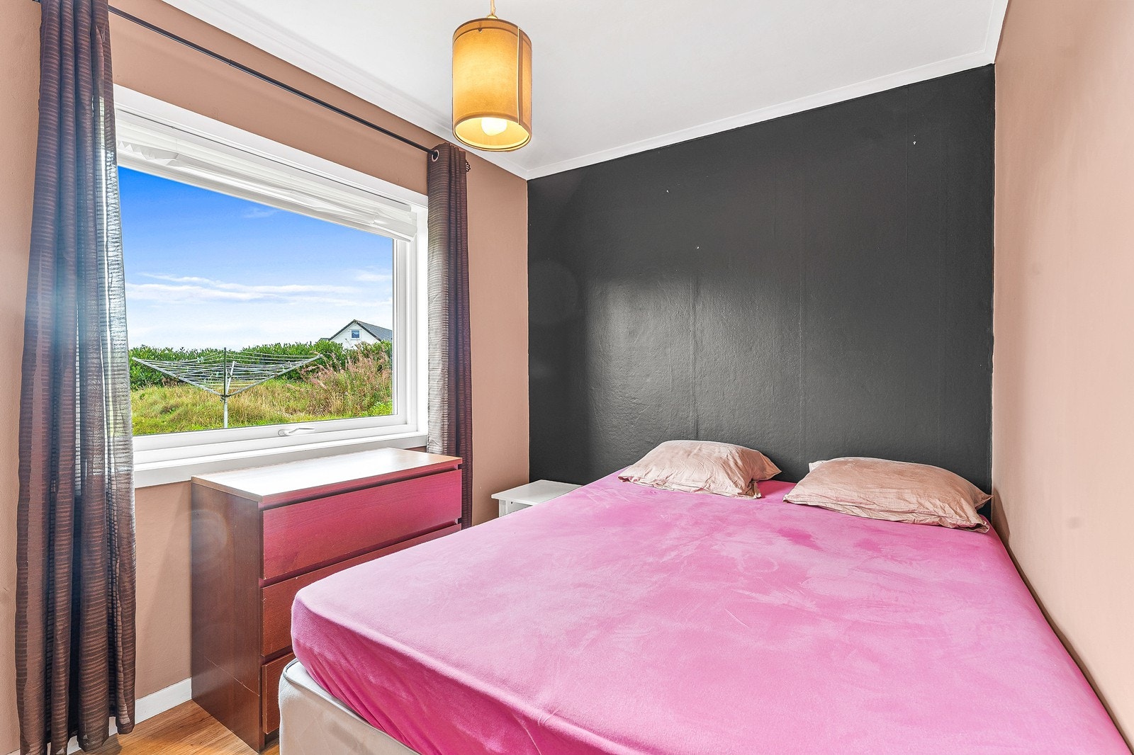 Det er ett soverom i 1. etasje og resten finner man på loftet. Galleribilde