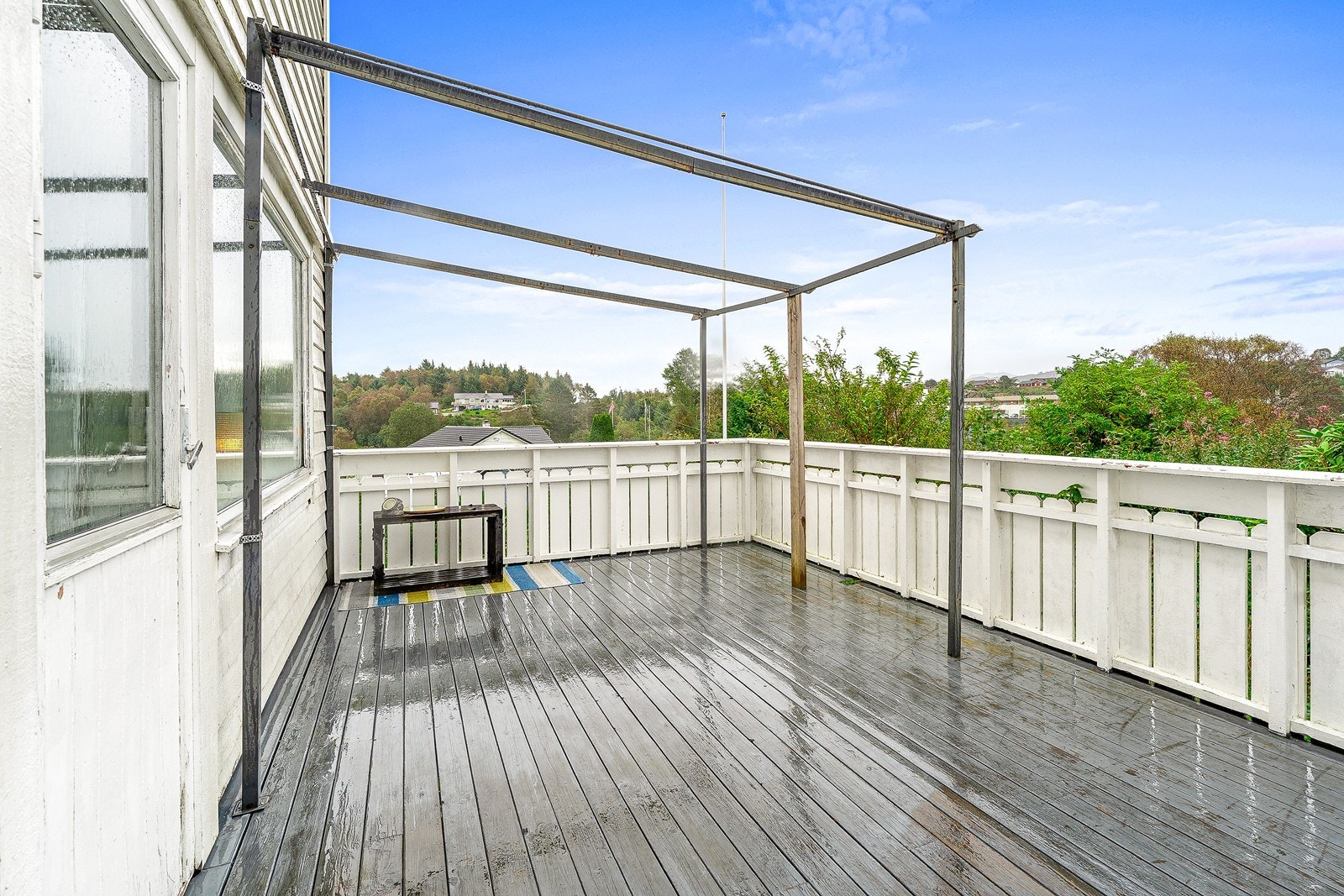 Terrassen ligger sørvendt til og har god utsikt over nærområdet. Galleribilde