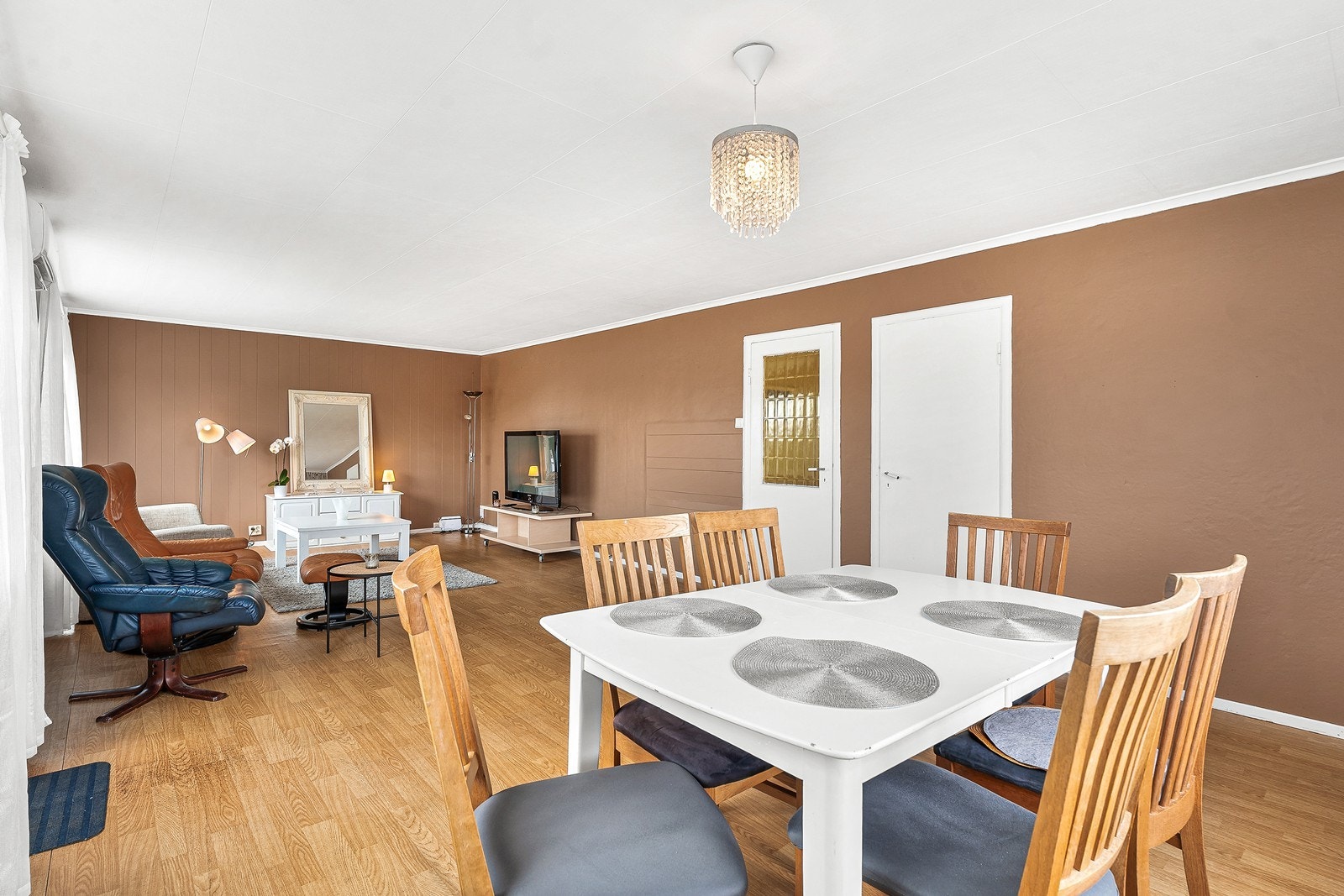 I 1. etasje finner man en stor stue med god plass til både sofagruppe og spisegruppe. Galleribilde