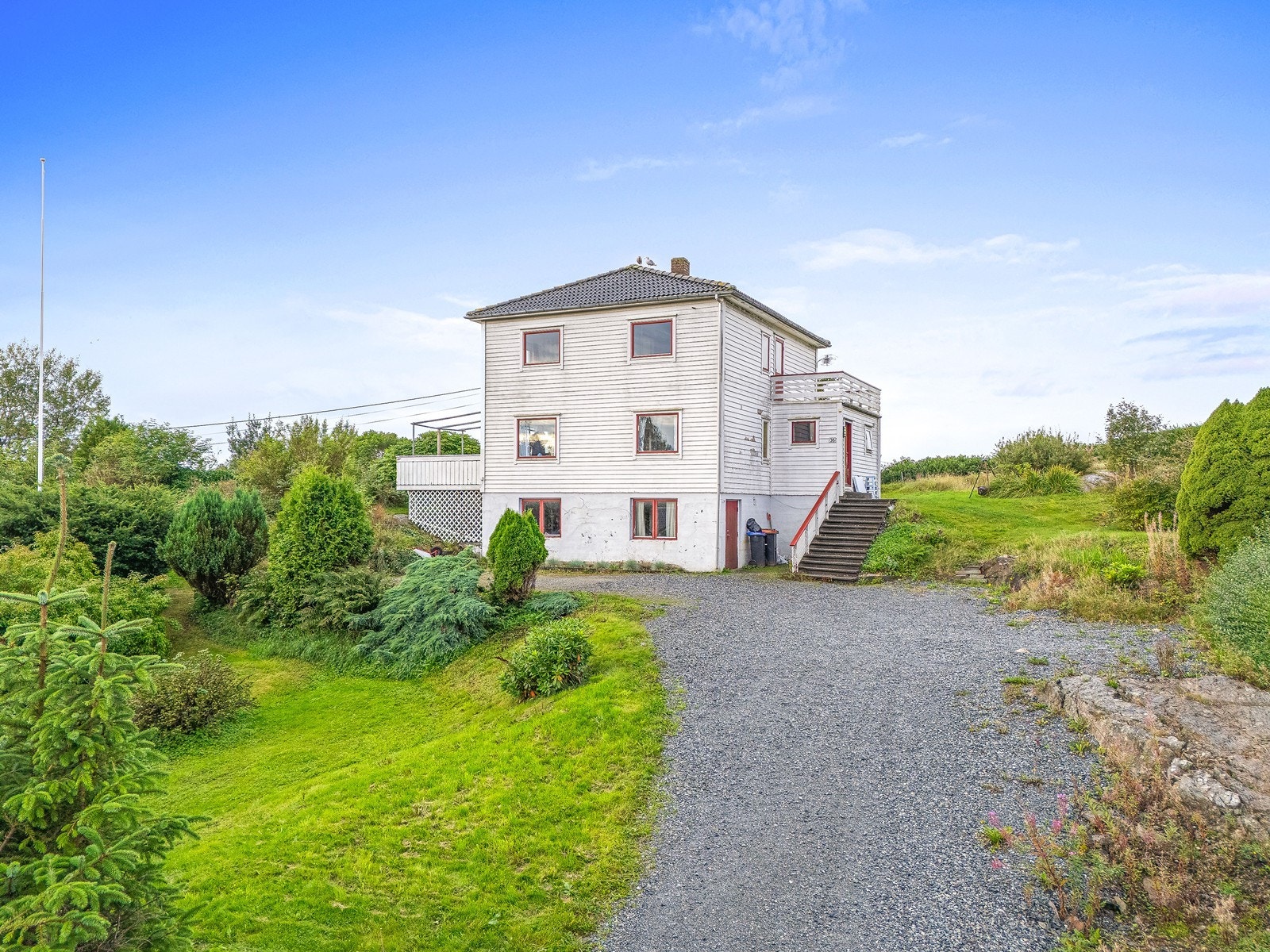 Hagen er fordelt på to bruksnummer og er av god størrelse. Galleribilde