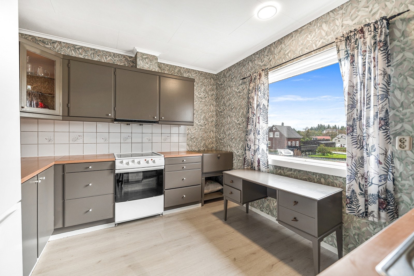 Kjøkkenet er av eldre dato men er malt i moderne farger. Galleribilde