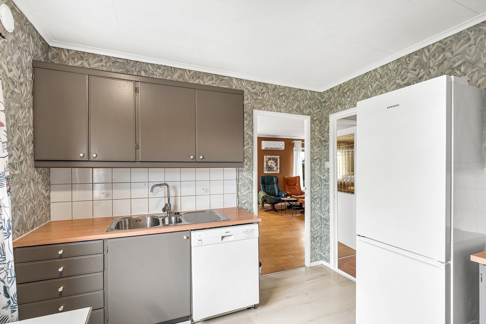 Kjøkkenet har slette fronter og laminat benkeplate. Galleribilde