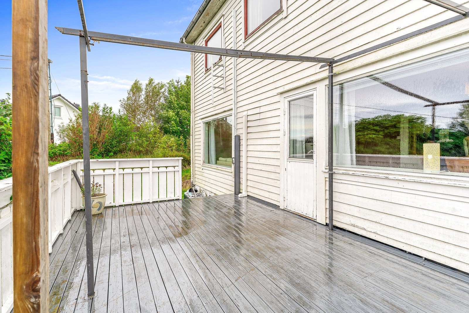 Fra terrassen kan man gå direkte videre ned til hagen. Galleribilde