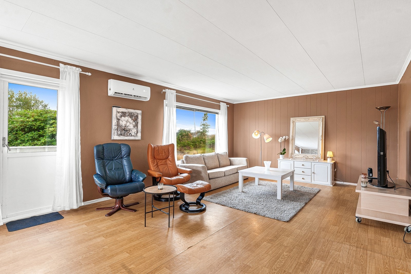 Fra stuen er det utgang til terrasse. Galleribilde