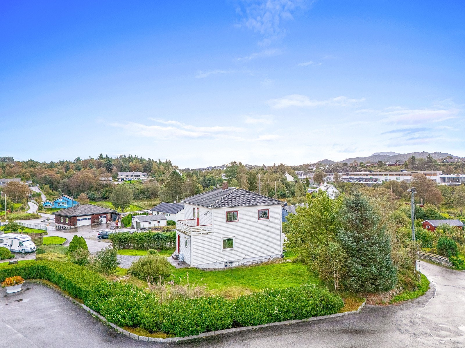 Nabolaget er familievennlig med kort vei til blant annet barnehager, skoler og idrettsanlegg. Galleribilde