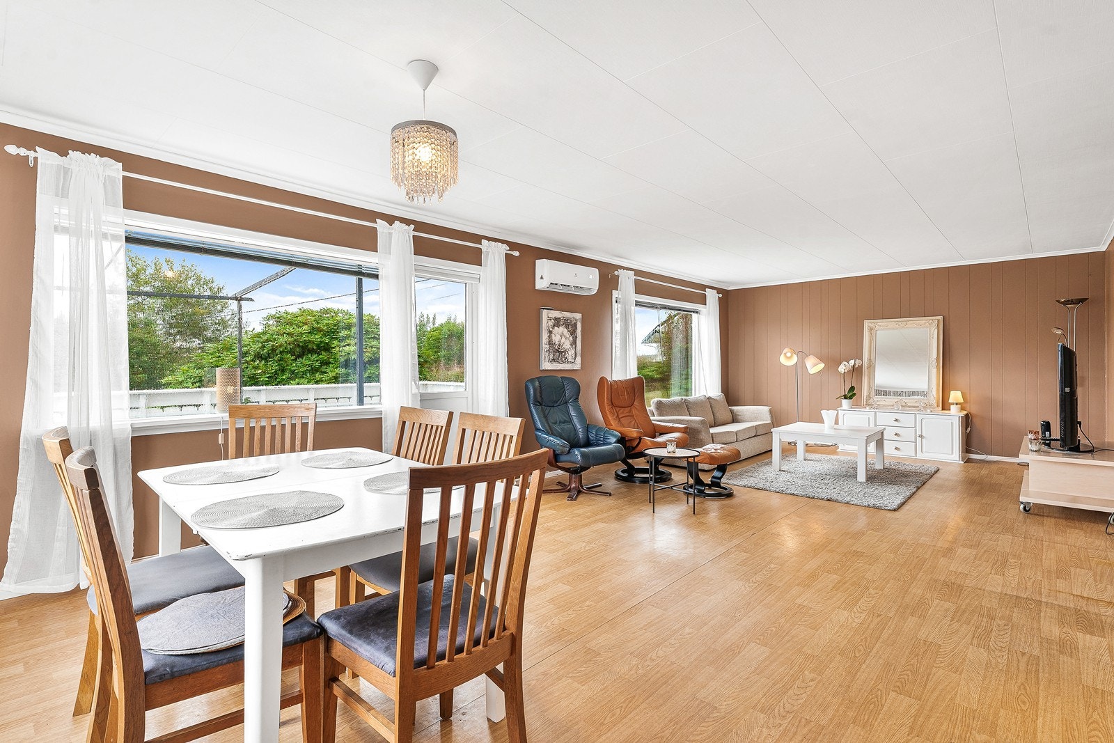 Store vindusoverflater gir et naturlig lysinnslipp til stuen. Galleribilde