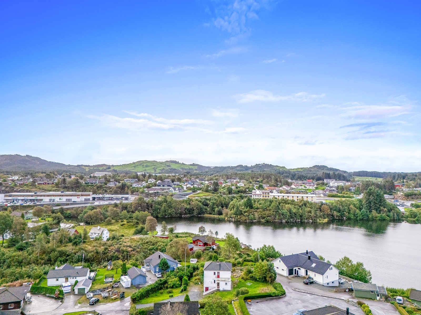 Fra boligen er det ca. 2-3 km til Svortland skule og Bremnes ungdomsskule. Galleribilde