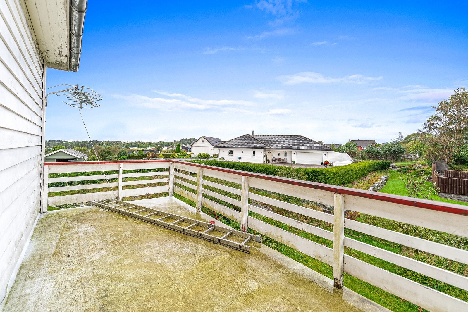 Fra stuen er det utgang til en altan som er målt til ca. 11 m². Galleribilde