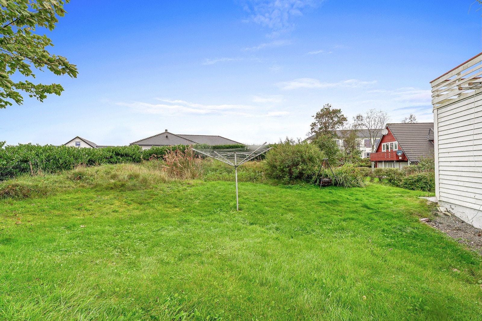 Hagen har et stort plenareal og er ellers opparbeidet med gruset innkjørsel, naturtomt og prydbusker. Galleribilde