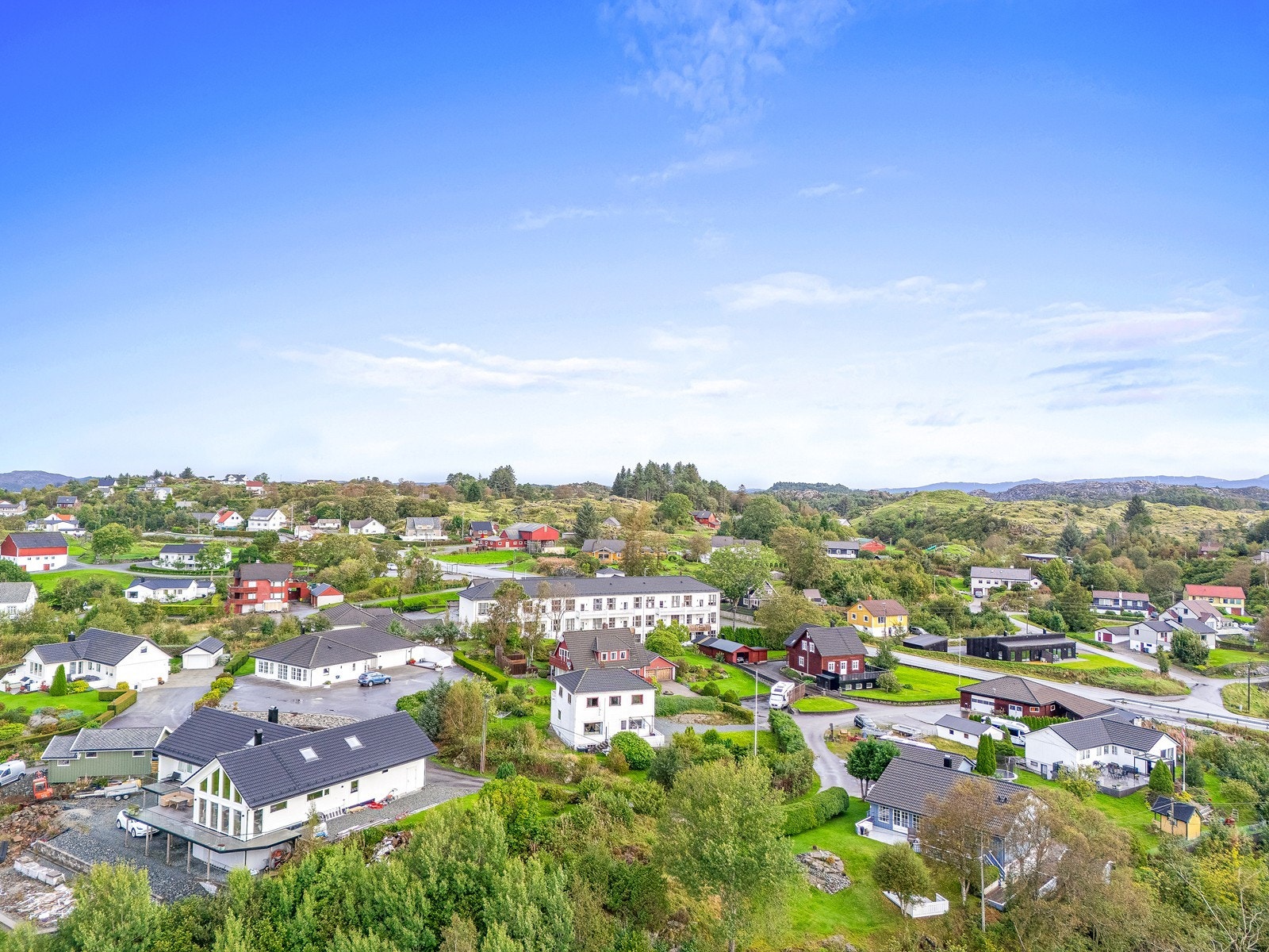 En kjøretur unna finner man dagligvarebutikkene Coop Prix, Rema 1000 og Extra. Galleribilde