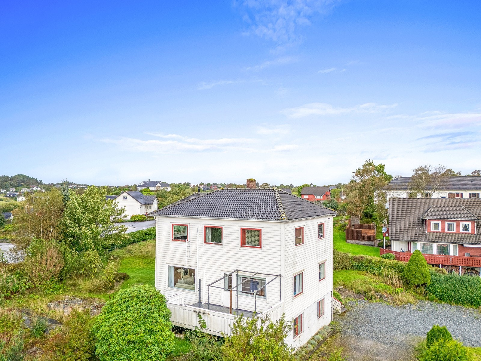 Eiendommen ligger fint til i et sentralt og etablert område. Galleribilde