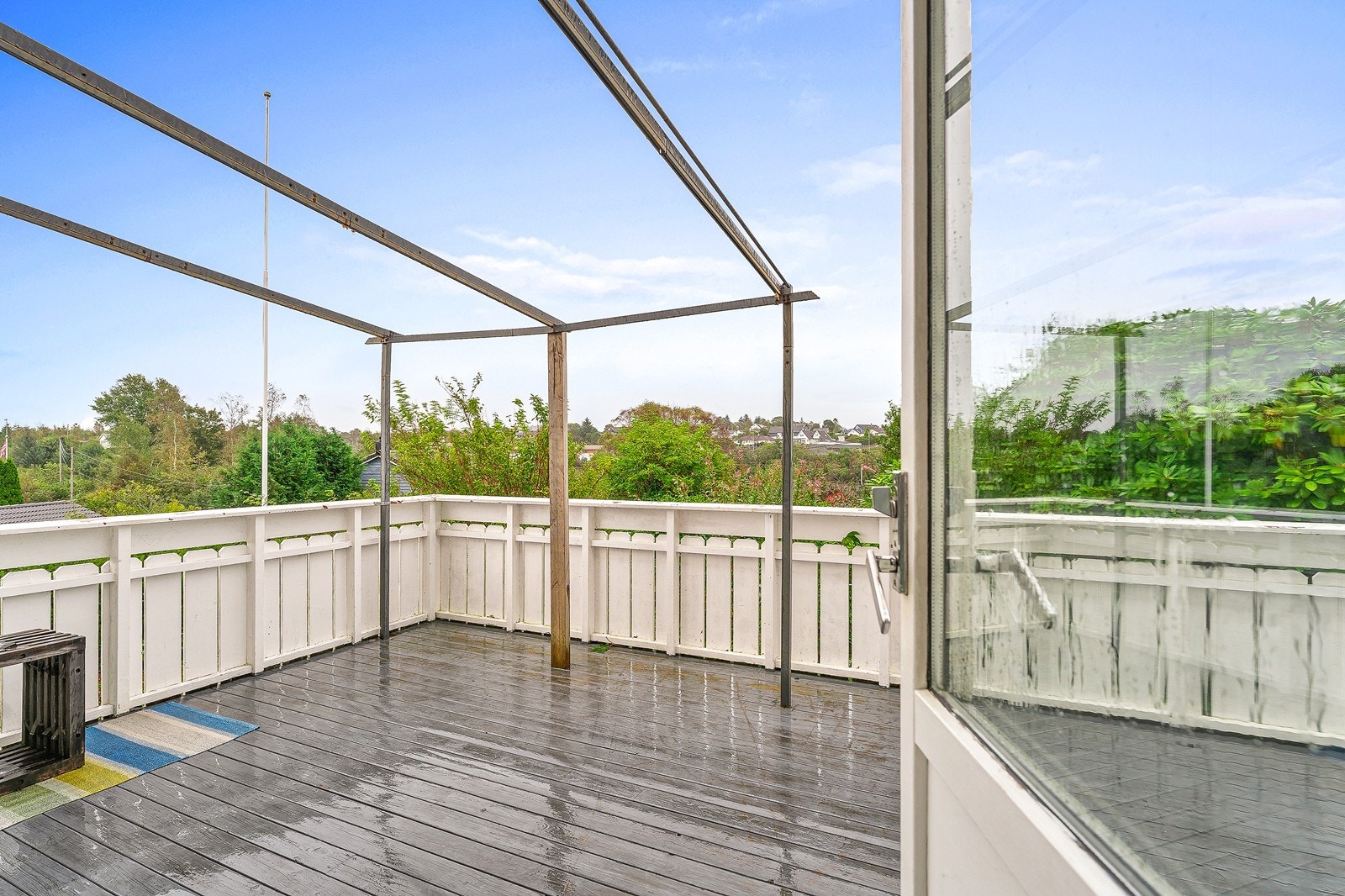 Terrassen er av god størrelse og er målt til ca. 18 m². Galleribilde