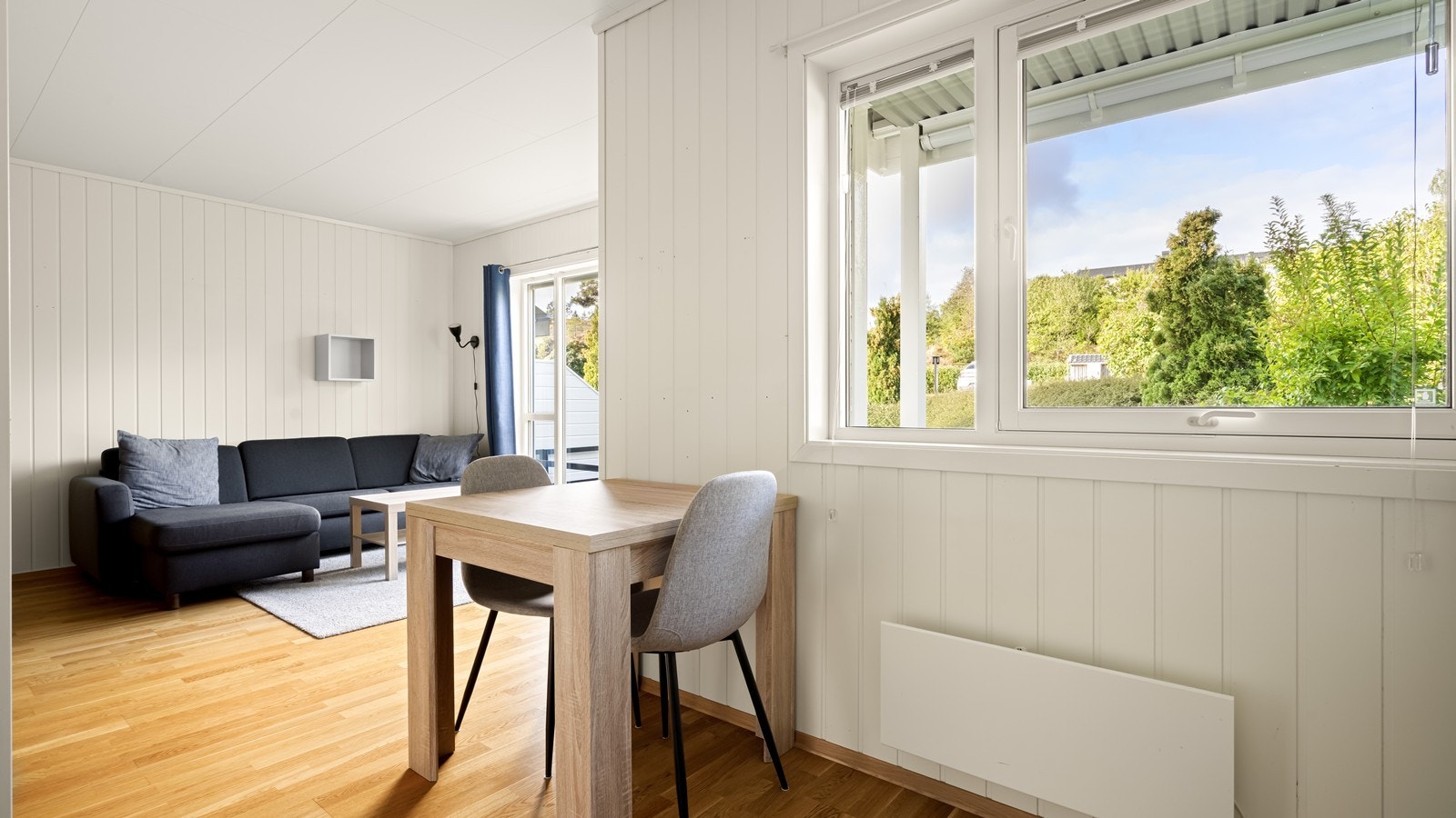 I tilknytning til stuen er det plass til spisebord Galleribilde