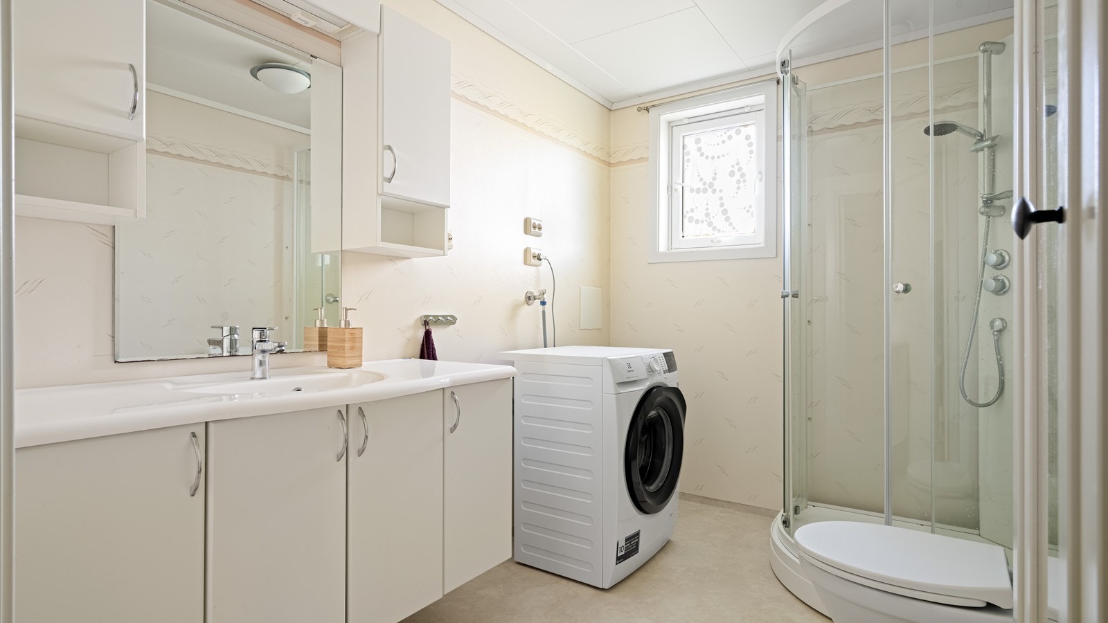 På bad er det opplegg til vaskemaskin Galleribilde